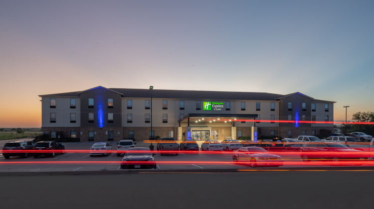 Holiday Inn Express & Suites N Waco Area Exterior