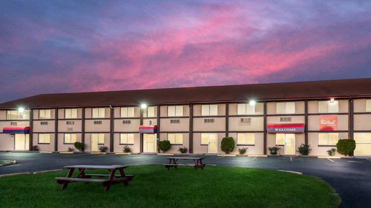 Red Roof Inn & Suites Wapakoneta Exterior
