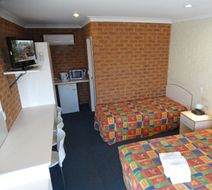 Colonial Motor Inn Room