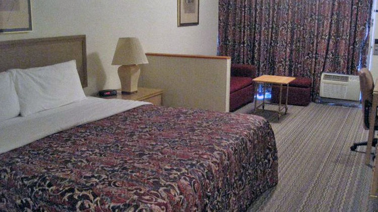 Scottish Inns & Suites Room