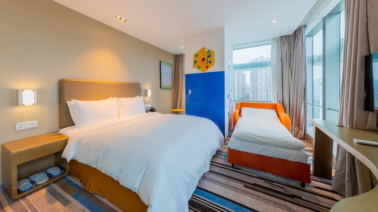 Holiday Inn Express Industrial Park Suite
