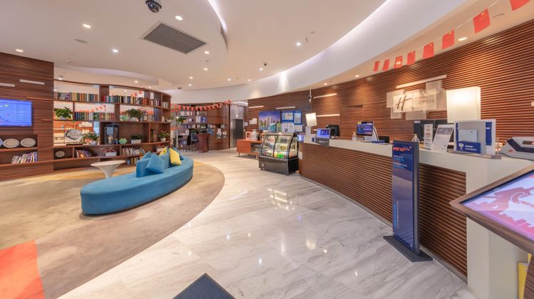 Holiday Inn Express Industrial Park Lobby