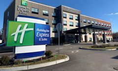 Holiday Inn Express/Suites Randolph