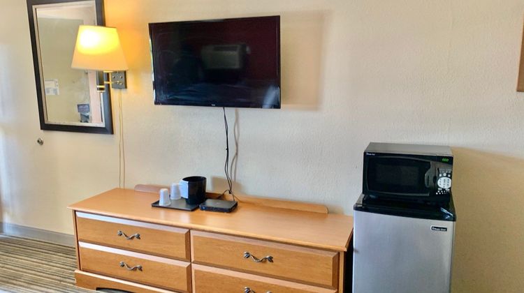 Scottish Inns & Suites Room