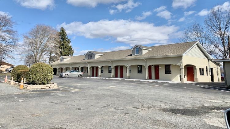Scottish Inns & Suites Exterior