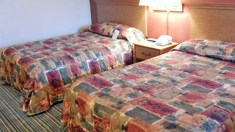Scottish Inns & Suites Room