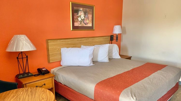 Scottish Inns & Suites Room