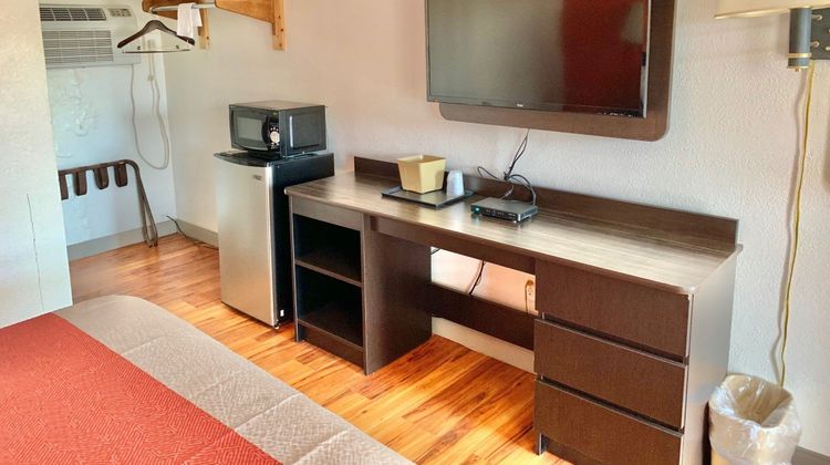 Scottish Inns & Suites Room
