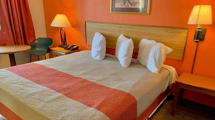Scottish Inns & Suites Room