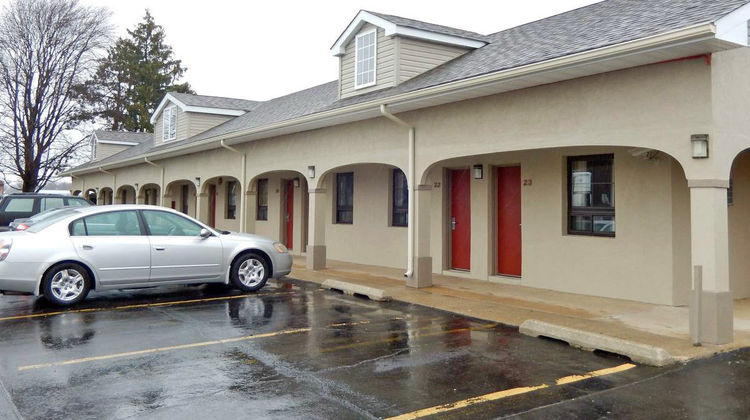 Scottish Inns & Suites Exterior