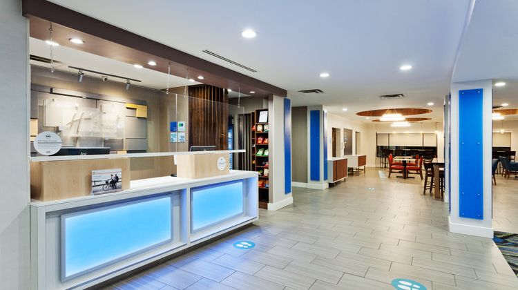 Holiday Inn Express Hotel & Suites Exterior
