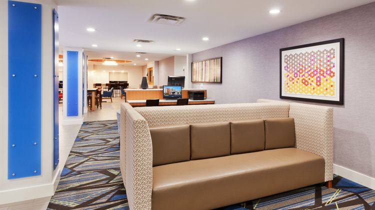 Holiday Inn Express Hotel & Suites Exterior
