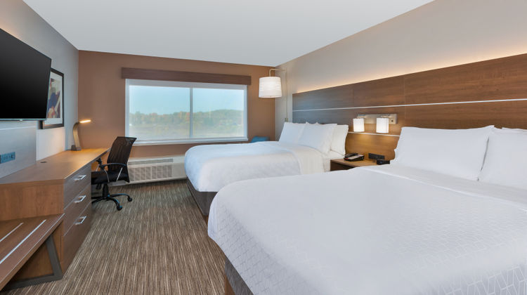 Holiday Inn Express & Stes Cedar Springs Room