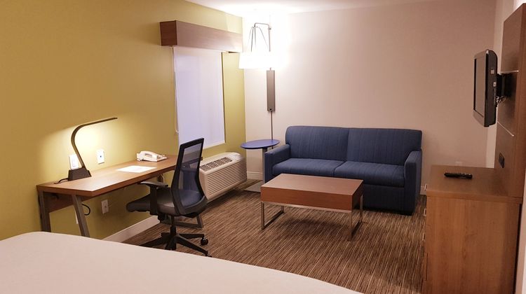 Holiday Inn Express & Suites Surrey Suite