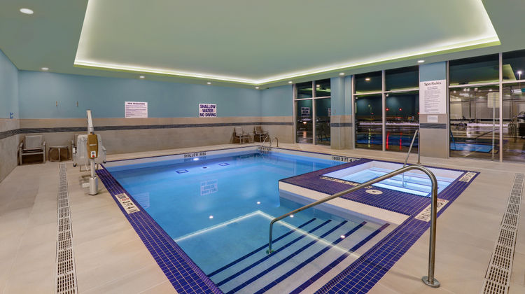 Holiday Inn Express & Suites Collingwood Pool