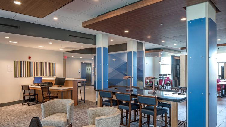 Holiday Inn Express & Suites West Omaha Lobby