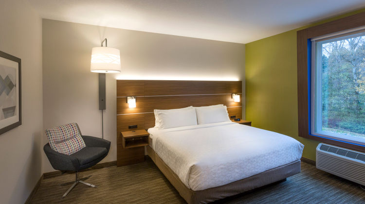 Holiday Inn Express Suites Tukwila Room