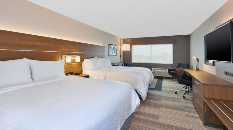 Holiday Inn Express & Stes West I-94 Room