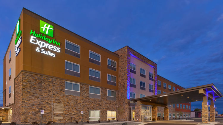 Holiday Inn Express & Stes West I-94 Exterior