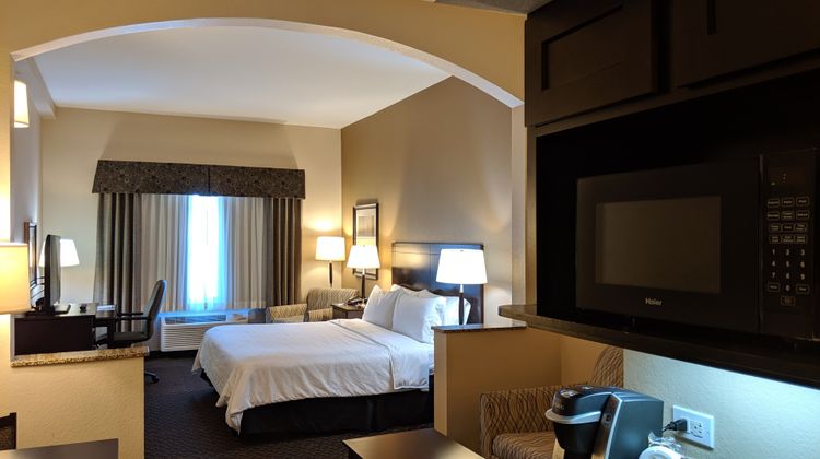 Holiday Inn Express & Suites Clinton Suite