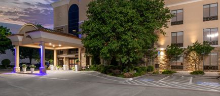 Holiday Inn Express Hotel & Suites Exterior