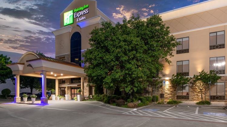Holiday Inn Express Hotel & Suites Exterior