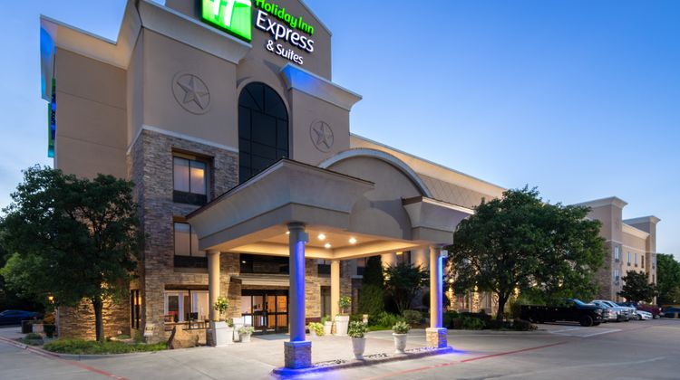 Holiday Inn Express Hotel & Suites Exterior