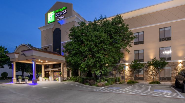 Holiday Inn Express Hotel & Suites Exterior