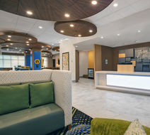 Holiday Inn Express Milwaukee Downtown Lobby