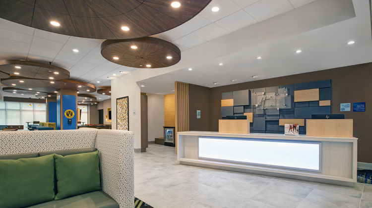 Holiday Inn Express Milwaukee Downtown Lobby