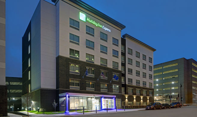 Holiday Inn Express Milwaukee Downtown Exterior