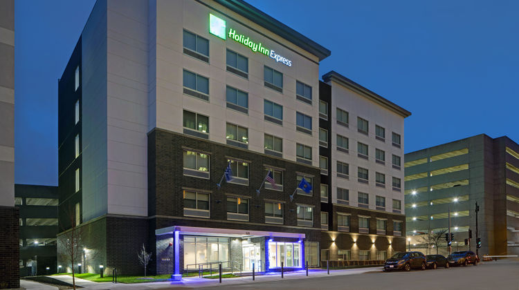 Holiday Inn Express Milwaukee Downtown Exterior
