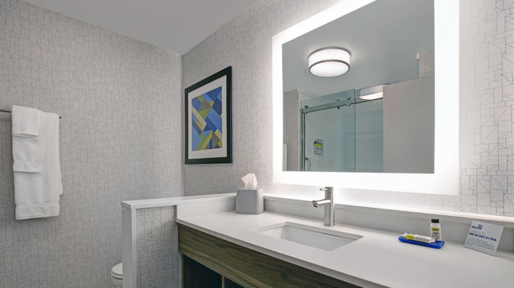 Holiday Inn Express Milwaukee Downtown Room