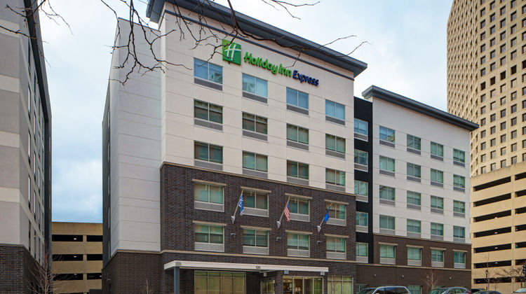 Holiday Inn Express Milwaukee Downtown Exterior