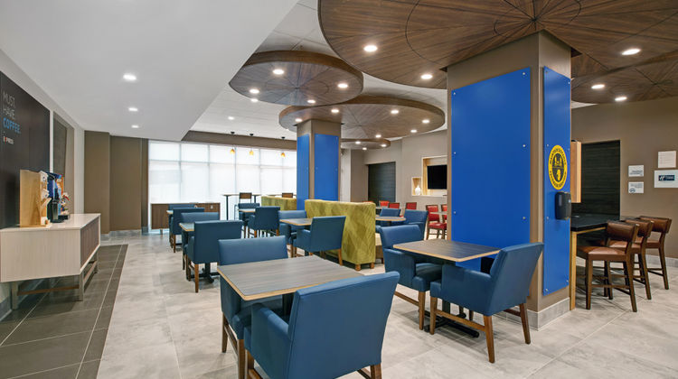 Holiday Inn Express Milwaukee Downtown Lobby