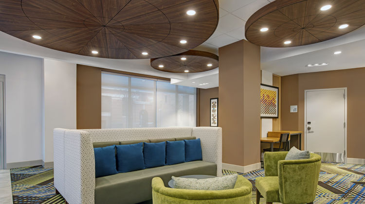 Holiday Inn Express Milwaukee Downtown Lobby