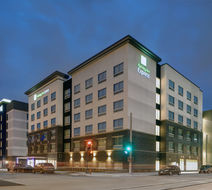 Holiday Inn Express Milwaukee Downtown Exterior