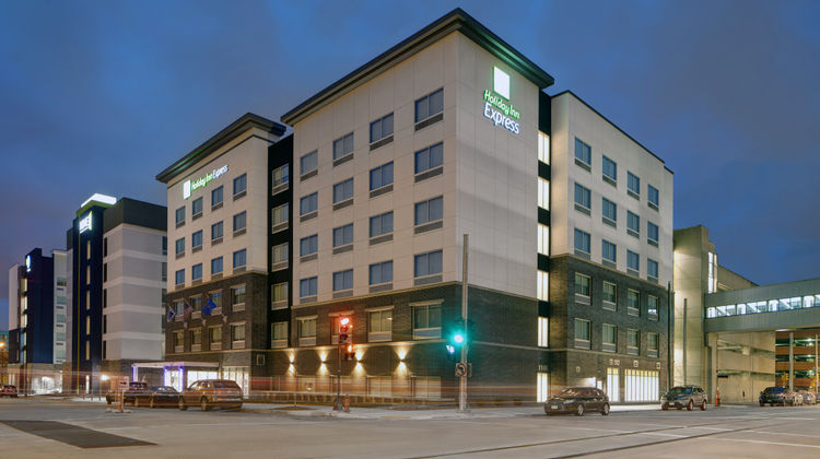 Holiday Inn Express Milwaukee Downtown Exterior