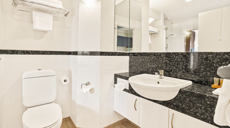 Parkside Hotel & Apartments Room