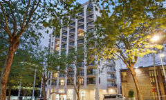 Parkside Hotel & Apartments