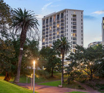 Parkside Hotel & Apartments Exterior