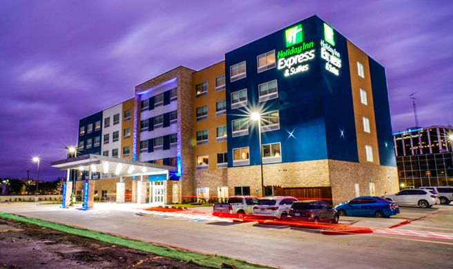 Holiday Inn Express & Stes Market Center Exterior