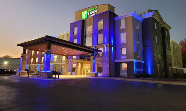 Holiday Inn Express Hotel & Suites Exterior
