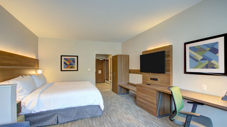 Holiday Inn Express & Stes Southwest Suite