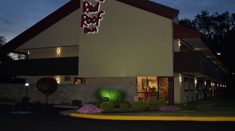Red Roof Inn Utica Exterior