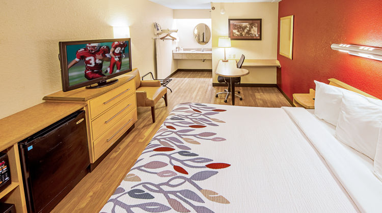 Red Roof Inn Utica Room