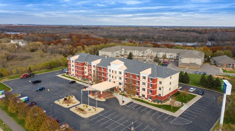 Holiday Inn Express & Suites St. Cloud Exterior