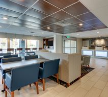 Holiday Inn Express & Stes Cincinnati N Lobby