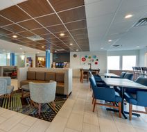 Holiday Inn Express & Stes Cincinnati N Lobby