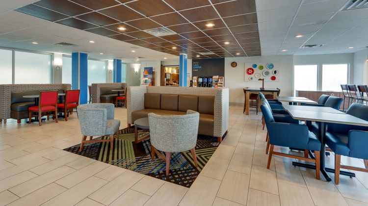 Holiday Inn Express & Stes Cincinnati N Lobby